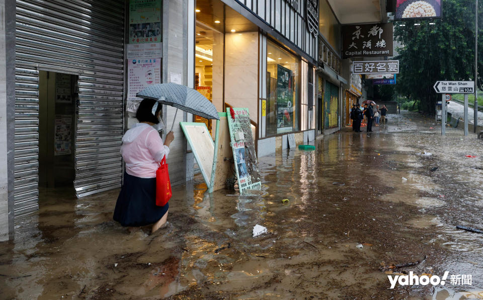 黃大仙成為水浸重災區，龍翔道一帶佈滿泥黃水，街坊表現狼狽，涉水而行，水深蓋膝。