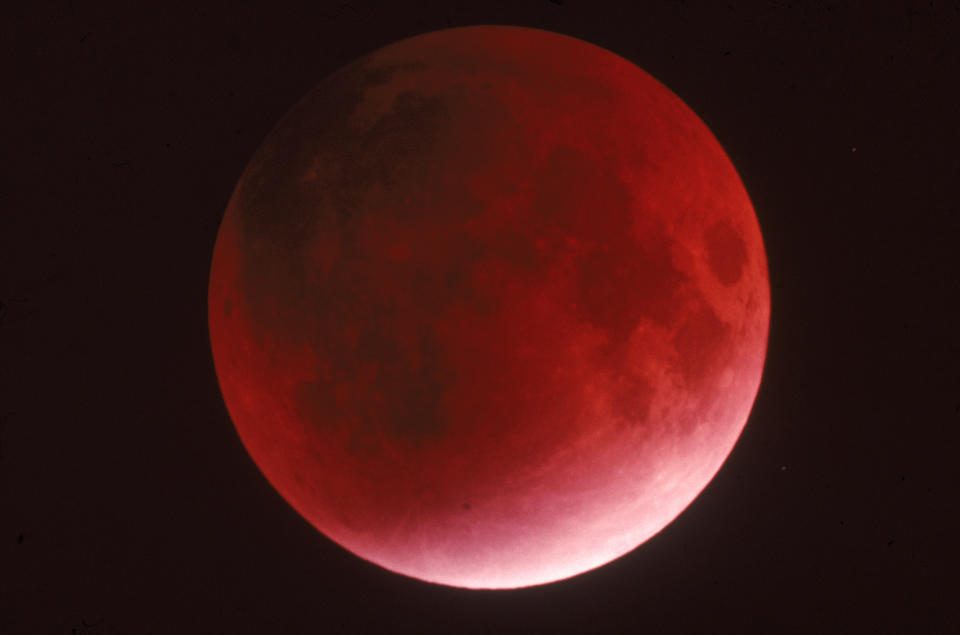 Total eclipse lunar; Luna roja y Super Luna.Foto Jerry Schad