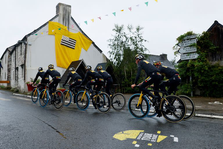 La bandera de Bretaña, la región donde este sábado se iniciará el Tour de Francia, en una gigantesca camiseta amarilla de líder ilustra la pasada de práctica de ciclistas del equipo Jumbo Visma, cerca de Brest.