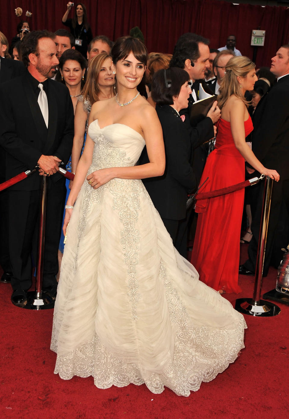 Penelope Cruz wears a vintage Balmain dress to the Oscars in 2009