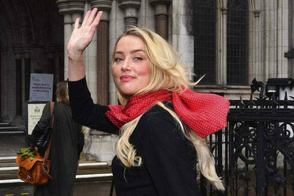 Amber Heard llega al Alto Tribunal en Londres el miércoles 8 de julio de 2020. Johnny Depp, su exesposo, fue interrogado por segundo día consecutivo por abogados del tabloide británico The Sun, al que acusa de difamación por haberlo llamado un "marido golpeador" en un artículo publicado en abril de 2018. (AP Foto/Alberto Pezzali)