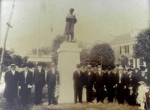 The Salem Square monument celebrates early responders in the American Revolution and Civil War: the York Rifles. It stands at Salem Avenue and West Princess Street in York’s west end.