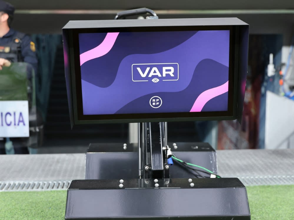 VAR-Monitor im Stadion (THOMAS COEX)