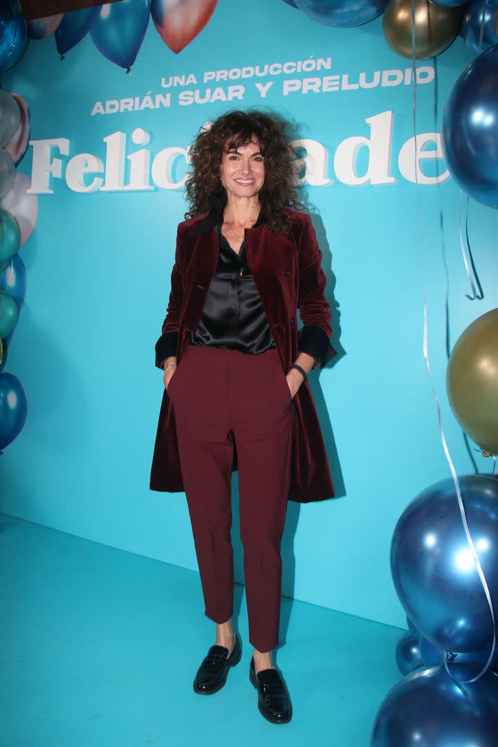 Florencia Raggi, sin Nicolás Repetto, muy canchera con un traje en color púrpura y mocasines negros