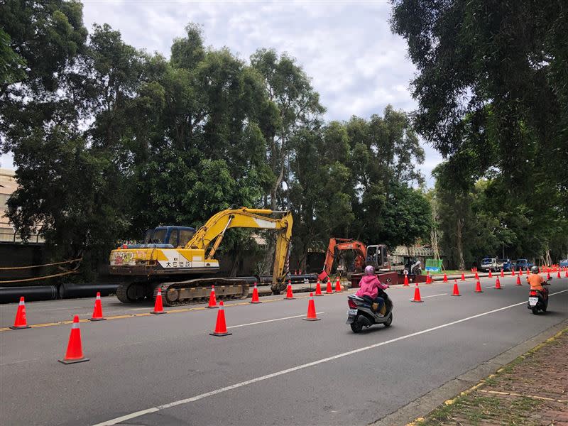 油廠旁邊的道路上架起紅色交通錐，開始整地了。（圖／翻攝自劉世芳臉書）