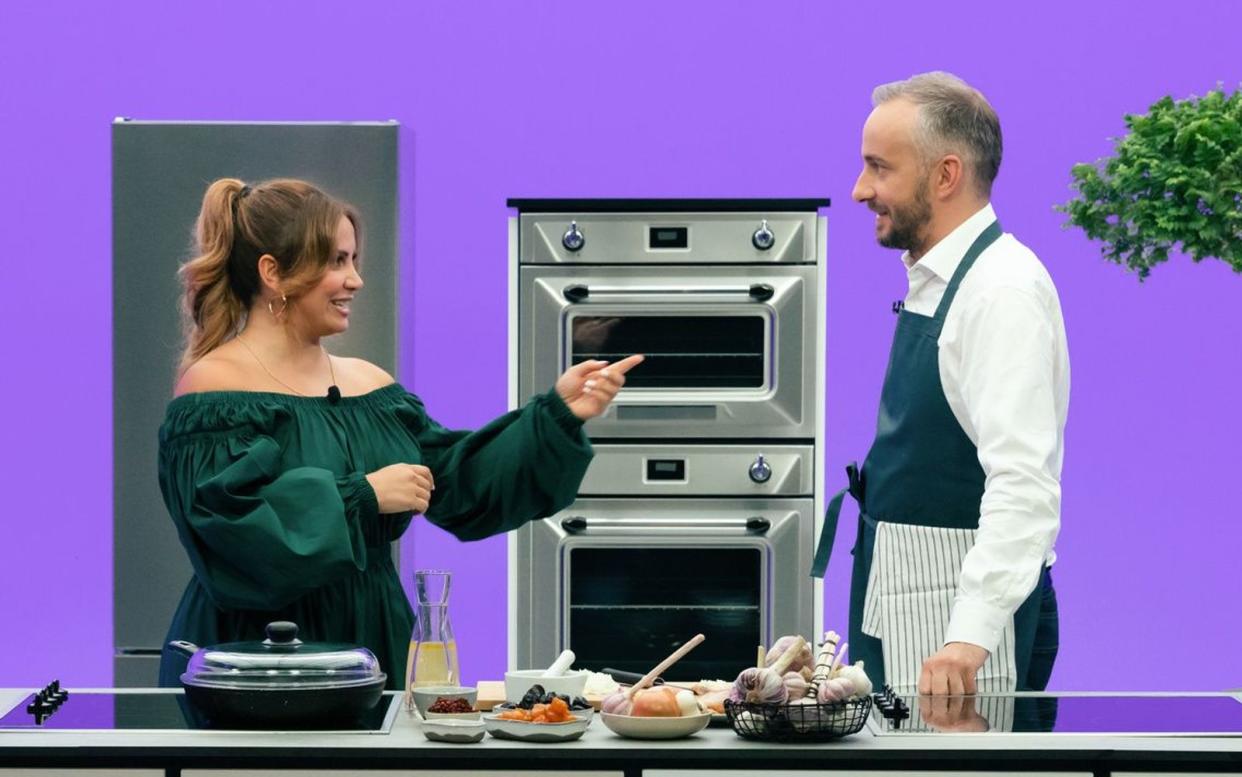 "Ich koche gerne, bestimmt zwei- bis dreimal im Monat": Enissa Amani serviert Kochshow-Gastgeber Jan Böhmermann Pflaumenhähnchen. (Bild: ZDF / Nirén Mahajan)
