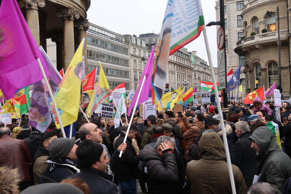 Auf der Afrin-Demo in London waren sämtliche Flaggen erlaubt (Bild: Tobias Huch)