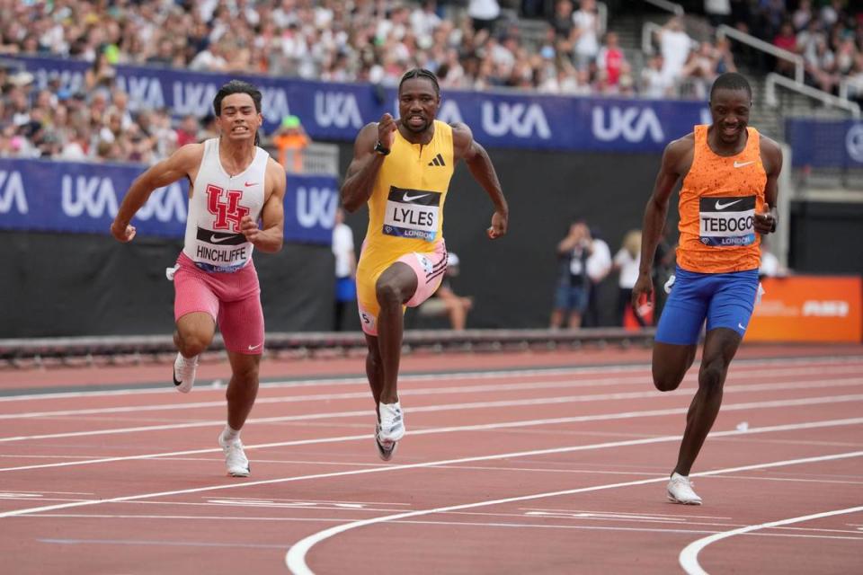 El estadounidense Noah Lyles (centro) aspira al doblete en los 100 y 200 metros y convertirse en el nuevo rey de la velocidad en París.