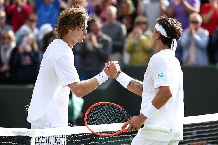 Francisco Comesaña saluda a Andrey Rublev, luego de su histórico triunfo