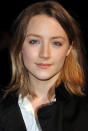 Con 17 añitos, Saoirse Ronan ya nos sorprendía con sus primeros pinitos en el cine, aunque la madurez y valentía de esta joven actriz quedaron latentes cuando protagonizó la triste historia de Susie Salmon en 'The lovely bone' o la violenta 'Hanna'. Ahora, Saoirse se prepara para el gran cambio de vida que podría experimentar en 2013. Siguiendo los pasos de Kristen Stewart, Ronan dará vida a Melanie Stryder, la protagonista de 'La huésped', la película que dirige Andrew Niccol sobre la novela de Stephanie Meyer, la autora de la saga 'Crepúsculo'.