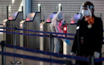 Un trabajador desinfecta una puerta de acceso a la zona de embarque del Aeropuerto de París-Charles de Gaulle (Francia). (Foto: Ian Langsdon / Reuters).