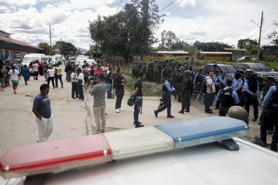 La policía resguarda la entrada de la cárcel de mujeres de Tamara, a las afueras de Tegucigalpa, Honduras, el martes 20 de junio de 2023. Un motín en el centro penitenciario de mujeres del noroeste de la capital hondureña dejó al menos 41 reclusas muertas, en su mayoría quemadas, afirmó un oficial de la Policía de Honduras. (AP Foto/Elmer Martínez)