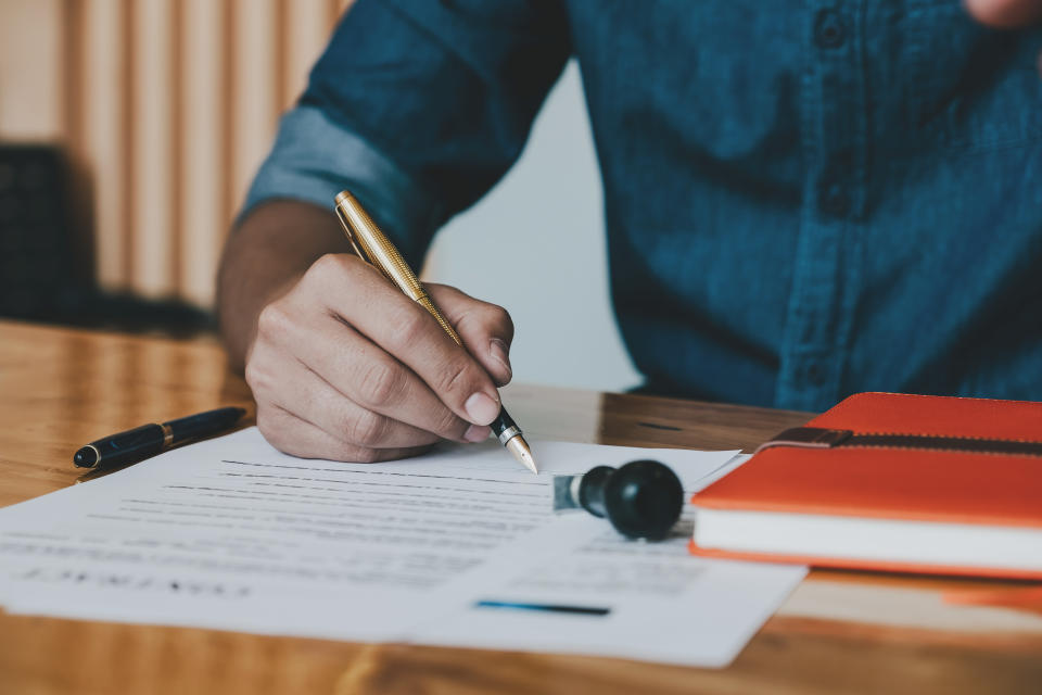 Firma de contrato. Foto: Getty