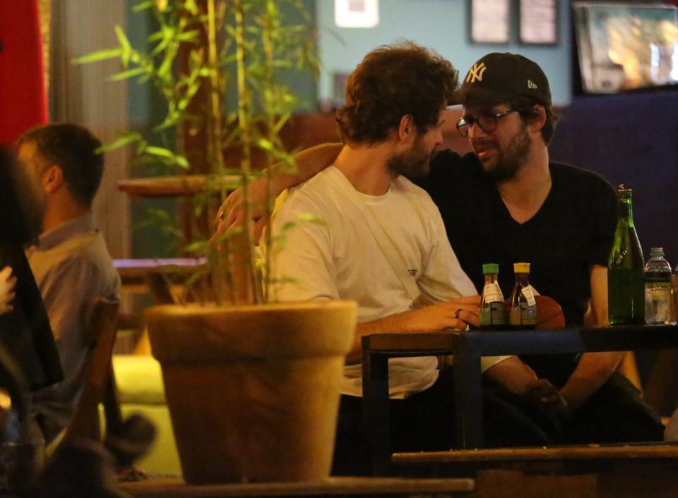 <p>Maurício Destri e Gil Coelho são vistos aos beijos (Fotos: AgNews) </p>