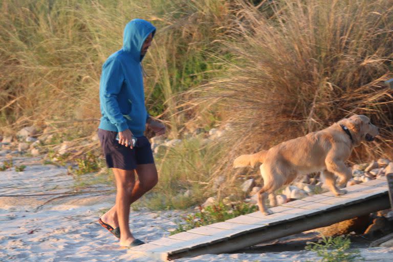 A pesar de la capucha y las gafas, Nacho Viale no pudo ocultar su preocupación mientras buscaba al cachorro 