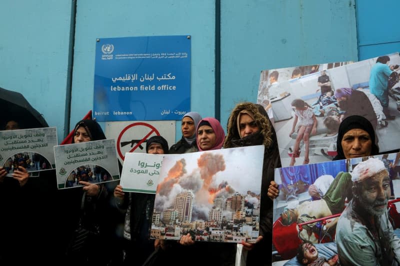 Palestinian refugees gather outside the United Nations Relief and Work Agency (UNRWA) headquarters in Beirut to protest against a decision by several countries to stop funding of the organization over Israeli claims that some of UNRWA staff were involved in Hamas 07 October attacks. Marwan Naamani/dpa