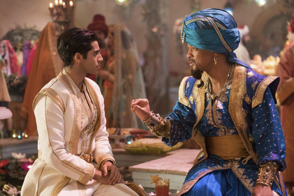 En esta imagen difundida por Disney, Mena Massoud como Aladdin, a la izquierda, y Will Smith como el Genio en una escena de la nueva versión con actores del clásico animado de Disney de 1992 "Aladdin". (Daniel Smith/Disney vía AP)