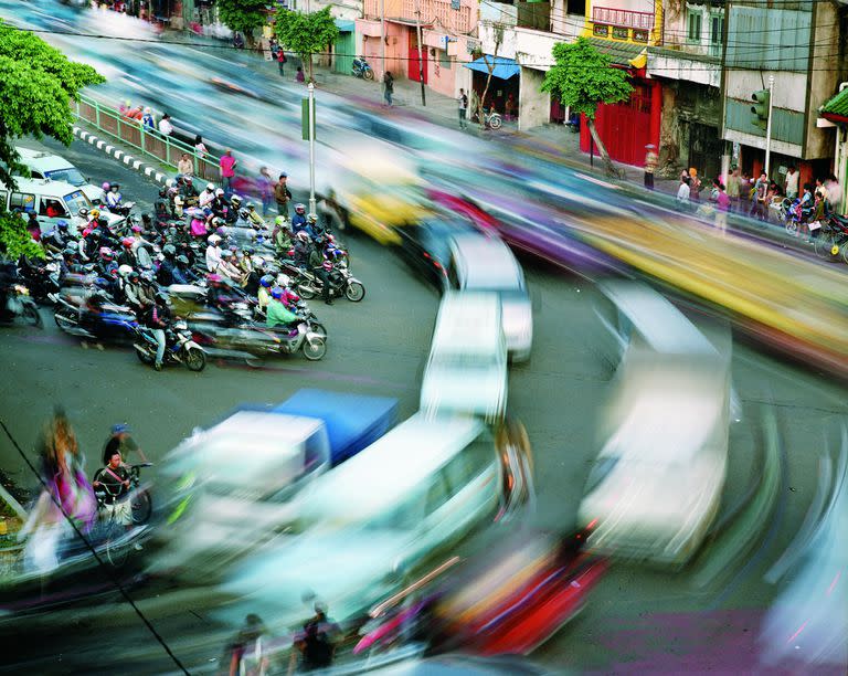 JAKARTA. Alta densidad de tránsito de todo tipo en la capital de Indonesia.