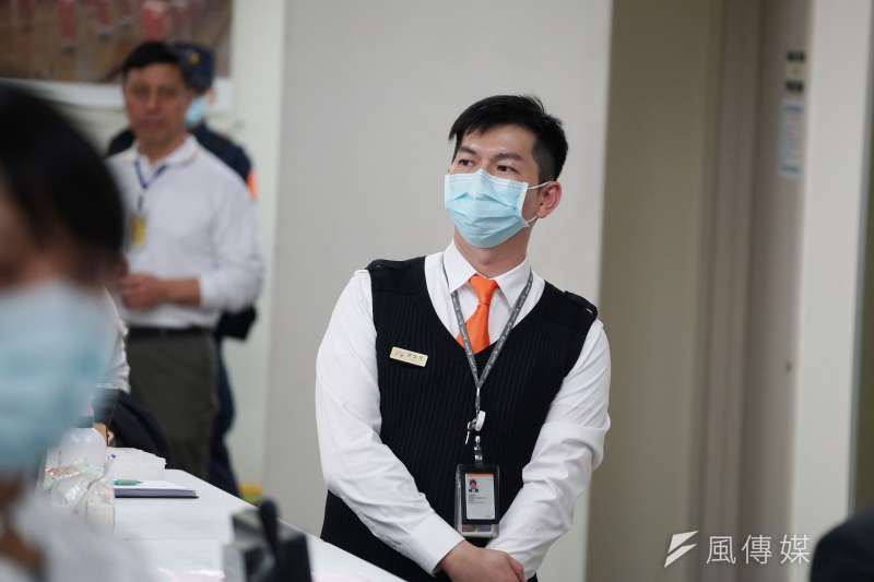 20200225-台灣高鐵積極採取防疫措施，高鐵職員戴口罩執勤。（盧逸峰攝）