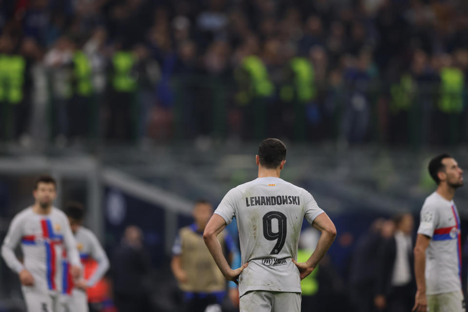 Robert Lewandowski se lamenta al término del partido frente al Inter. (Foto: Jonathan Moscrop / Getty Images).