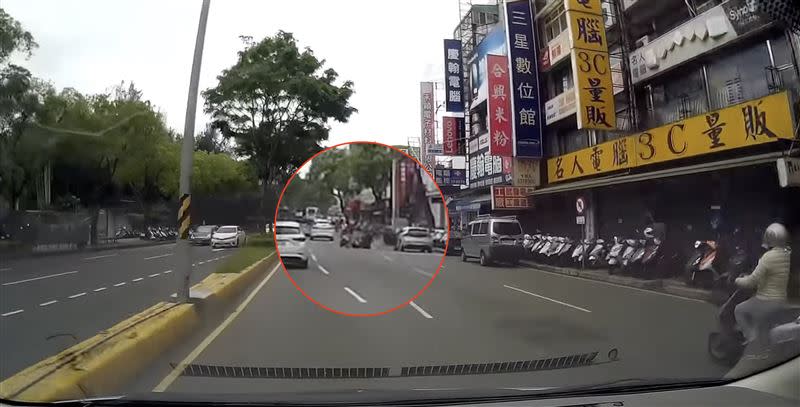 兩台摩托車先後「被擊落」。（圖／翻攝自臉書《新竹爆料公社》）