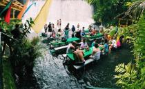 Ubicado dentro del resort Villa Escudero, este restaurante se encuentra junto a una cascada en mitad de una plantación de cocos. De hecho, mientras saboreas los productos de la gastronomía local, sentirás como el agua moja tus pies. (Foto: Instagram / <a href="http://www.instagram.com/p/BHtoN7Ah-lh/" rel="nofollow noopener" target="_blank" data-ylk="slk:@icemoooooo;elm:context_link;itc:0;sec:content-canvas" class="link ">@icemoooooo</a>).