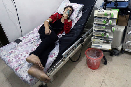 A civilian breathes through an oxygen mask at al-Quds hospital, after a hospital and a civil defence group said a gas, what they believed to be chlorine, was dropped alongside barrel bombs on a neighbourhood of the Syrian city of Aleppo, Syria, early August 11, 2016. REUTERS/Abdalrhman Ismail