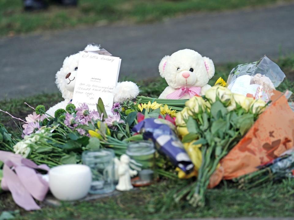 La gente dejó flores y osos de peluche en el sitio tras el hallazgo de los restos (PA)