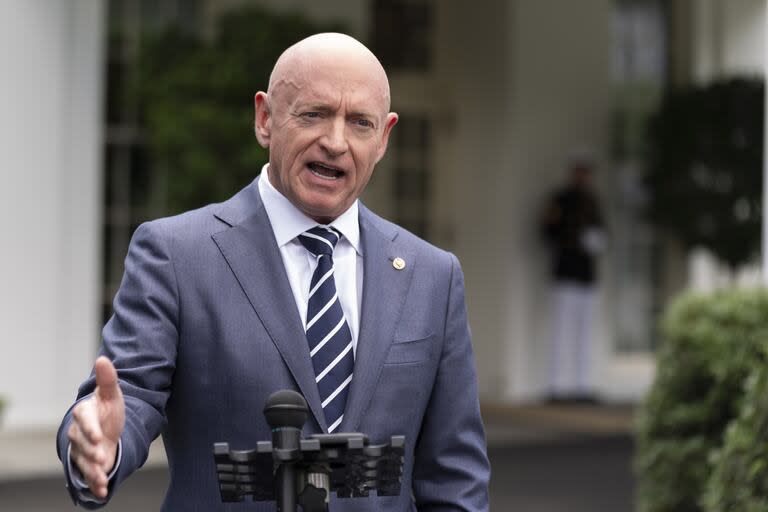 El senador Mark Kelly, demócrata de Arizona, habla sobre la frontera sur frente al Ala Oeste de la Casa Blanca, el martes 4 de junio de 2024, en Washington.