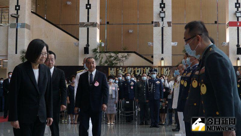 ▲總統蔡英文出席112年上半年陸海空軍晉任將官勗勉典禮，向晉任將官致意。（圖／記者呂炯昌攝，2023.06.06）