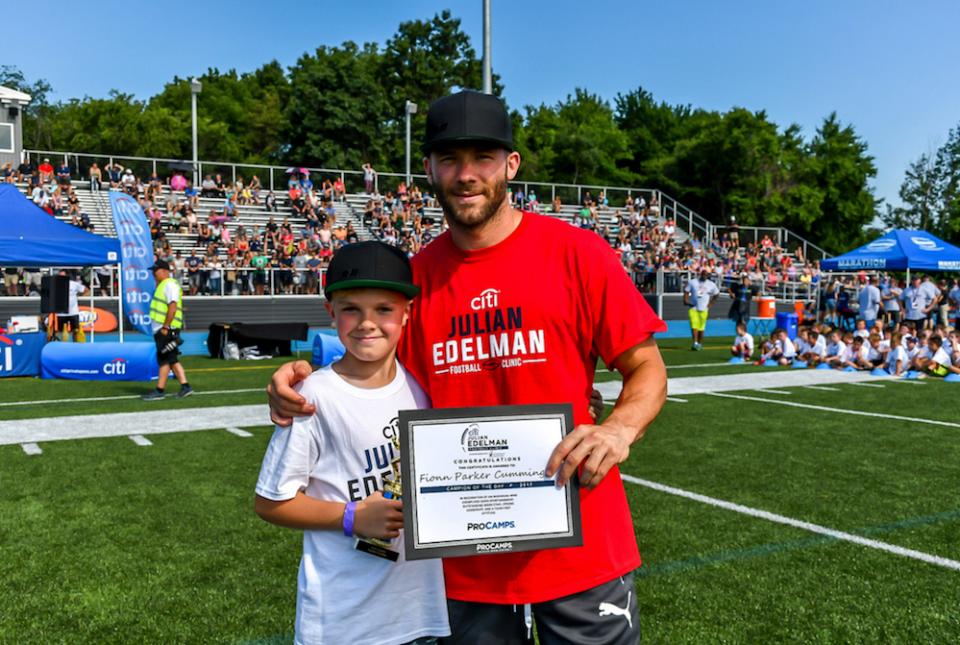 El hijo de Peter Cummings, Fionn Parker-Cummings, asistió al estadio de los Patriots y se hizo una foto con la estrella Julian Edelman (Cortesía de Peter Cummings).