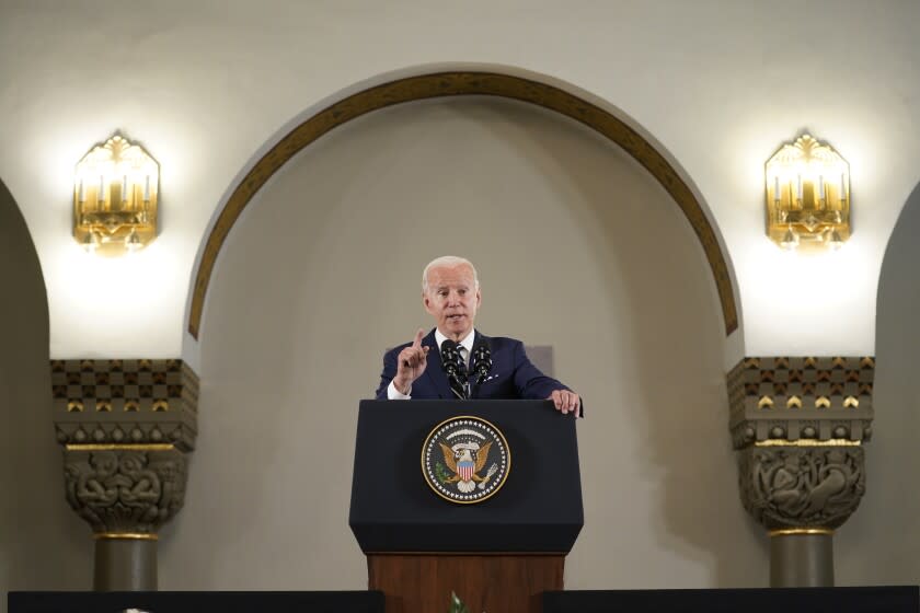 El presidente estadounidense Joe Biden habla tras visitar el Hospital Augusta Victoria en Jerusalén oriental el 15 de julio del 2022. (AP Foto/Evan Vucci)