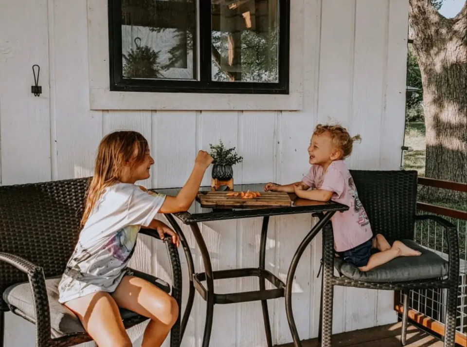 Katy Krebs' zwei Töchter, Carolina und Harper auf der Veranda.