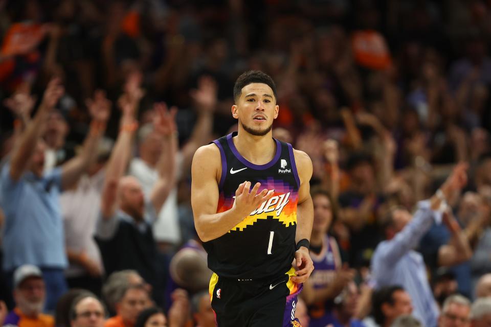 Devin Booker and the Suns outscored the Mavericks 40-26 in the fourth quarter.