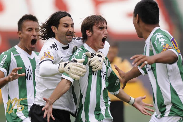 En Banfield, abrazando a Nicolás Tagliafico