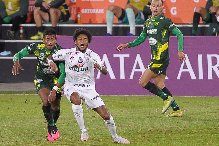 Luiz Adriano, de Palmeiras, escapa de la marca de Raúl Loaiza, de Defensa y Justicia; el Halcón sufrió 14 bajas por Covid-19 y el fin de semana viajará a Tucumán con el plantel de la reserva para jugar por la Copa de la Liga Profesional.