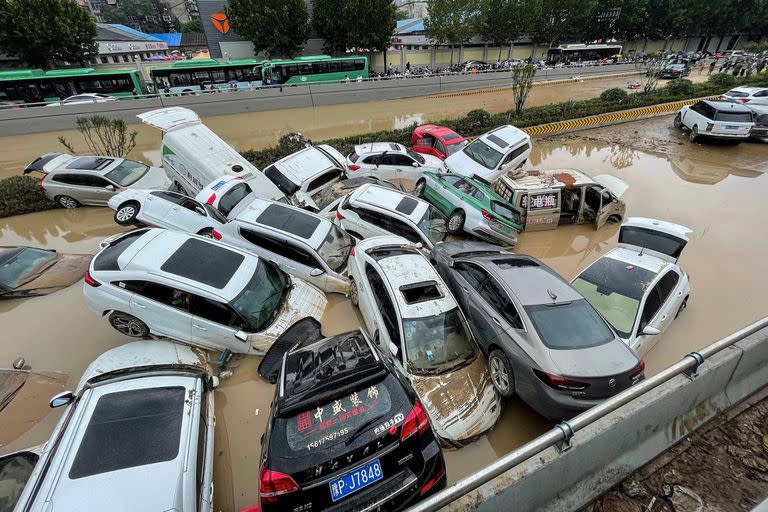 Los autos se hunden después de que las fuertes lluvias azotaran la ciudad de Zhengzhou en la provincia central china de Henan el 21 de julio de 2021