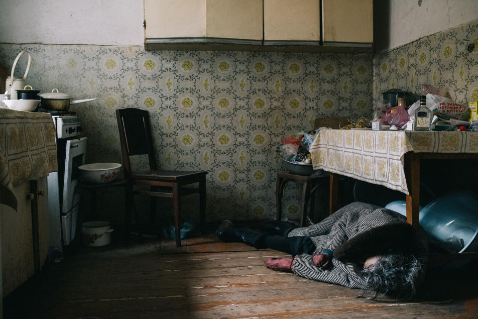 The victim of a mortar attack in Bucha lies in her kitchen on April 6.<span class="copyright">Maxim Dondyuk</span>