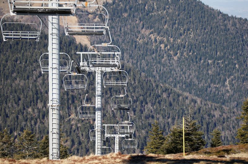 FOTO DE ARCHIVO: Los telesillas se muestran sobre las pistas de esquí cerradas por falta de nieve, en la estación de esquí de The Mourtis en Boutx, Francia, el 10 de febrero de 2020