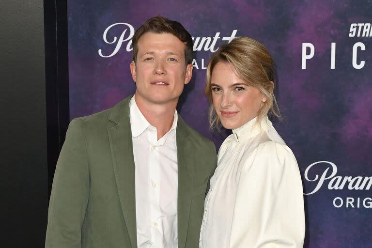 Ed Speleers y su mujer desde 2014, Asia Macey, en la premiere de Star Trek Picard en Hollywood