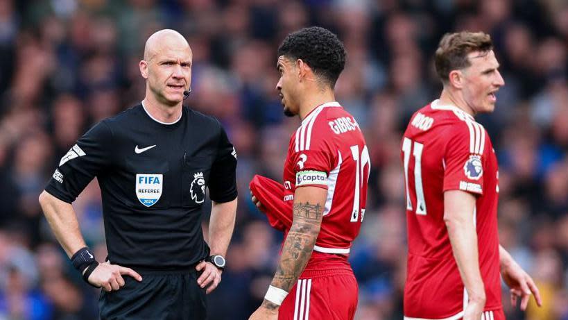 Nottingham Forest players complain to Anthony Taylor