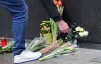 Un hombre deja flores en una de las escenas del crimen después de un tiroteo en Hanau, cerca de Fráncfort, Alemania, el 20 de febrero de 2020