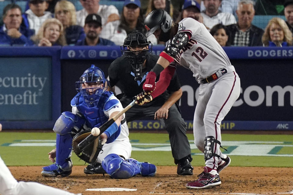 El cubano Lourdes Gurriel Jr. de los Diamondbacks de Arizona pega un jonrón solitario en la sexta entrada del juego 2 de la Serie Divisional de la Liga Nacional ante los Dodgers de Los Ángeles el lunes 9 de octubre del 2023. (AP Foto/Mark J. Terrill)