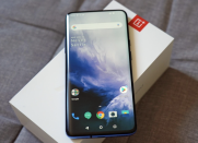 OnePlus 7 Pro 5g è la versione con modulo per i nuovi network dello smartphone più potente del mondo al momento della stesura di questo articolo. Per ora non c’è ancora alcuna indicazione sull’uscita in Italia, ma è già disponibile con gli operatori Ee nel Regno Unito con Elisa in Finlandia che lo vende sbloccato a 899 euro nella versione da 8 gb ram e 256 gb interni dunque – scheda tecnica alla mano – compatibile con i nostri network.