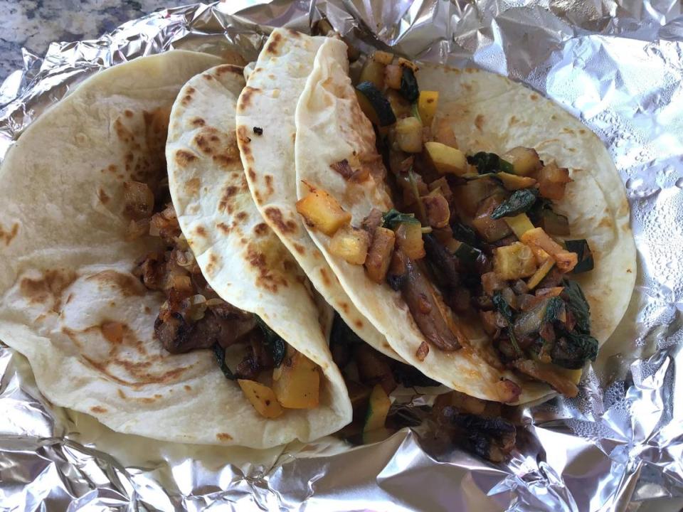 México Mi Amor sirve tacos de harina o maíz en sabores de asada, al pastor, pollo, camarones a la plancha, bria, carnitas, chorizo ​​y vegano (arriba).