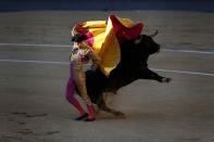 <p>Spanish bullfighter Pablo Belando performs with an Arauz de Robles ranch fighting bull during a bullfight at the Las Ventas bullring in Madrid, Spain, July 24, 2016. (Photo: Francisco Seco/AP)</p>