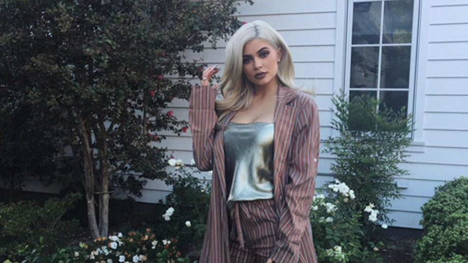 Kylie Jenner sieht in ihrem Streifenanzug ziemlich ladylike aus