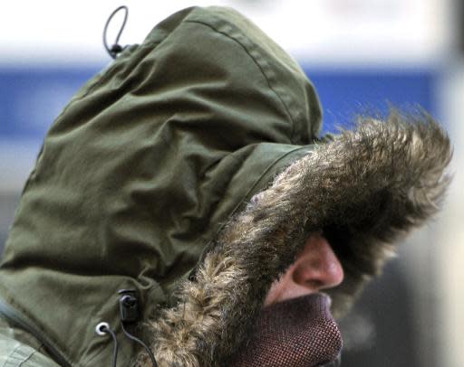 Un ciudadano se cubre la cabeza para protegerse del frío el 7 de enero de 2014 en Nueva York