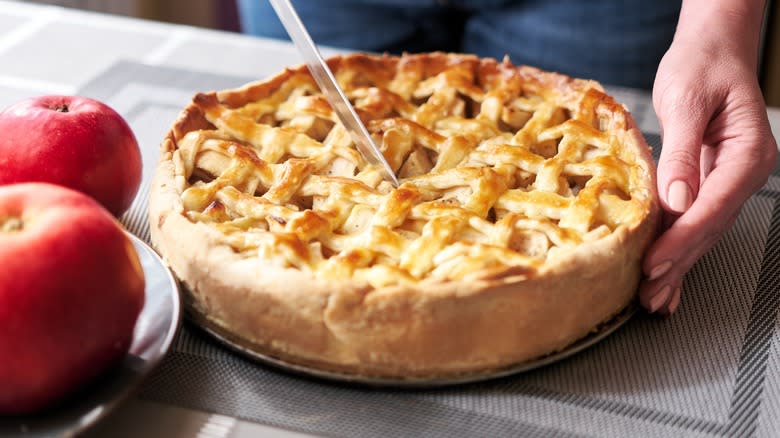 slicing an apple pie