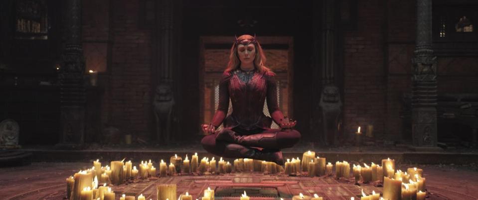 在影集《汪達幻視》開始黑化的「緋紅女巫」伊莉莎白歐森力量更為強大，令人敬畏。（迪士尼提供）